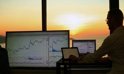 Como comprar ações com segurança e iniciar seus investimentos na bolsa de forma prática.