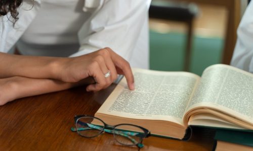 Glossário de termos usados no ramo de investidores para leigos

Investir pode parecer um mundo complexo e cheio de jargões que confundem quem está começando. Se você é um iniciante ou alguém que busca entender melhor os termos usados no mercado financeiro, ter um glossário de termos de investimento pode ser um ótimo ponto de partida. Neste post, vamos explicar de forma simples e clara os principais termos usados por investidores, ajudando você a se sentir mais confortável ao entrar no mundo dos investimentos.

1. Ações

As ações são partes do capital social de uma empresa. Quando você compra uma ação, você está comprando uma pequena participação em uma empresa. Os investidores que compram ações se tornam sócios dessas empresas e podem lucrar com o crescimento e a rentabilidade delas, seja por meio da valorização das ações ou do pagamento de dividendos.

2. Dividendos

Dividendos são os lucros de uma empresa que são distribuídos entre seus acionistas. Geralmente, empresas consolidadas pagam dividendos periodicamente, o que representa uma forma de gerar uma renda passiva para os investidores. No Brasil, muitas empresas distribuem parte de seus lucros trimestralmente.

3. Renda Fixa

A renda fixa é uma modalidade de investimento onde o investidor sabe, de antemão, qual será o rendimento ou a rentabilidade do investimento. Exemplos de renda fixa incluem o Tesouro Direto, CDBs (Certificados de Depósito Bancário) e as debêntures. A principal característica da renda fixa é que o risco de perda é menor, mas, em compensação, a rentabilidade também tende a ser mais baixa.

4. Renda Variável

Na renda variável, o retorno do investimento não é previsível e pode variar de acordo com o desempenho do mercado. Exemplos de renda variável incluem ações, fundos imobiliários e commodities. Esse tipo de investimento tem um maior risco, mas também oferece o potencial de maiores retornos, especialmente no longo prazo.

5. Tesouro Direto

O Tesouro Direto é uma plataforma onde o governo federal oferece títulos públicos para que investidores pessoa física possam comprar. O objetivo é financiar a dívida pública. Esses títulos são considerados de baixo risco, pois são garantidos pelo Tesouro Nacional, e são uma boa opção para quem busca segurança e rentabilidade acima da poupança.

6. CDB (Certificado de Depósito Bancário)

O CDB é um título emitido por bancos para captar recursos no mercado. Quando você investe em um CDB, está emprestando dinheiro ao banco em troca de uma rentabilidade acordada. Ele pode ser pré-fixado (onde a rentabilidade é definida no momento da compra) ou pós-fixado (onde a rentabilidade varia conforme algum índice, como o CDI).

7. ETF (Exchange Traded Fund)

ETFs são fundos de investimento que possuem suas cotas negociadas na Bolsa de Valores, assim como as ações. Eles são compostos por uma cesta de ativos, como ações ou títulos, e buscam replicar o desempenho de um índice específico, como o Ibovespa. O ETF é uma opção de diversificação com custos mais baixos e é ideal para investidores que buscam exposição a uma carteira diversificada sem precisar comprar cada ativo individualmente.

8. Análise Técnica

A análise técnica é uma abordagem de investimento que se baseia no estudo de gráficos e padrões de preços passados para tentar prever o comportamento futuro de um ativo. Os analistas técnicos acreditam que as flutuações de preços no mercado seguem tendências, e, com base nisso, podem identificar boas oportunidades de compra ou venda.

9. Análise Fundamentalista

Diferente da análise técnica, a análise fundamentalista foca no estudo das características financeiras e econômicas das empresas. Isso inclui a avaliação de lucros, endividamento, gestão e outros fatores que afetam a saúde financeira de uma empresa. A análise fundamentalista é usada para determinar o valor real de uma ação e decidir se ela está subvalorizada ou supervalorizada.

10. Volatilidade

A volatilidade é a medida da variação de preços de um ativo ao longo do tempo. Ativos mais voláteis têm flutuações de preços maiores, o que significa que há mais risco associado a eles. A volatilidade pode ser tanto uma oportunidade quanto um risco, dependendo da estratégia do investidor.

11. Liquidez

Liquidez é a facilidade com que um ativo pode ser comprado ou vendido sem causar grandes variações no seu preço. Ativos com alta liquidez são facilmente negociados, como ações de grandes empresas ou títulos públicos. Já ativos com baixa liquidez, como imóveis ou certos tipos de investimentos, podem levar mais tempo para serem vendidos sem que haja perda significativa de valor.

12. Spread

O spread é a diferença entre o preço de compra e o preço de venda de um ativo. Em geral, quanto maior a liquidez de um ativo, menor será o spread, e isso significa que a negociação será mais eficiente, com menores custos para o investidor.

13. Alavancagem

A alavancagem é uma estratégia onde o investidor usa recursos emprestados para aumentar o potencial de lucro de uma operação. Essa estratégia pode ser arriscada, pois, se o mercado se mover contra o investidor, as perdas também são ampliadas. A alavancagem é comumente usada no mercado de ações e no mercado de futuros.

14. Mercado Primário e Secundário

O mercado primário é onde as empresas emitem novos papéis para captar recursos. No caso das ações, é o processo de abertura de capital (IPO). Já o mercado secundário é onde esses papéis são negociados após serem emitidos, como na Bolsa de Valores, permitindo que os investidores comprem e vendam ativos.

15. IPO (Oferta Pública Inicial)

O IPO é o processo de abertura de capital de uma empresa, quando ela começa a vender suas ações ao público pela primeira vez. O objetivo do IPO é levantar recursos para financiar o crescimento da empresa. Investir em um IPO pode ser arriscado, pois o valor das ações pode variar bastante após a estreia no mercado.

Minha opinião

Após mais de 10 anos de experiência no mercado financeiro, com investimentos em diversas classes de ativos, posso afirmar que compreender esses termos é essencial para qualquer investidor, seja ele iniciante ou experiente. No início, eu também me senti perdido com tantos jargões e conceitos técnicos, mas, com o tempo, percebi que, ao dominar esses termos e aprender a usá-los de forma estratégica, a confiança no processo de investimento cresce. Para quem está começando, recomendo sempre estudar o básico, como a diferença entre renda fixa e variável, e, mais importante, nunca investir sem entender aonde está colocando o seu dinheiro. Investir com conhecimento é a chave para o sucesso no longo prazo.